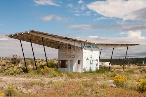 荒野加油站,见证岁月流转的石油传奇